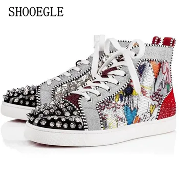 Дизайн бренда SHOOEGLE с граффити и заклепками, мужская обувь с высоким берцем на шнуровке, украшенная блестками, мужские кроссовки из лакированной кожи с круглым носком